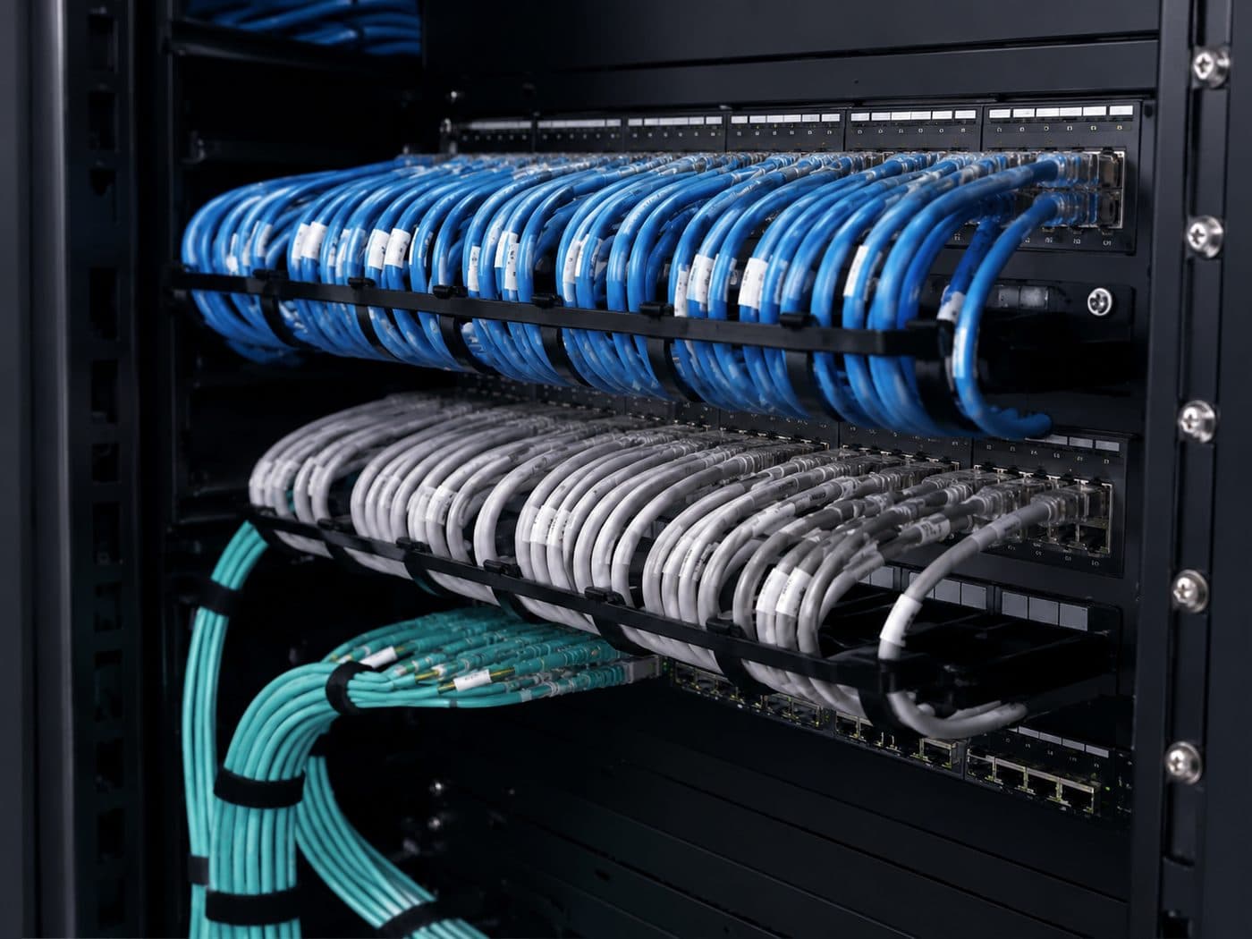 Rack de servidores con cableado de red estructurado